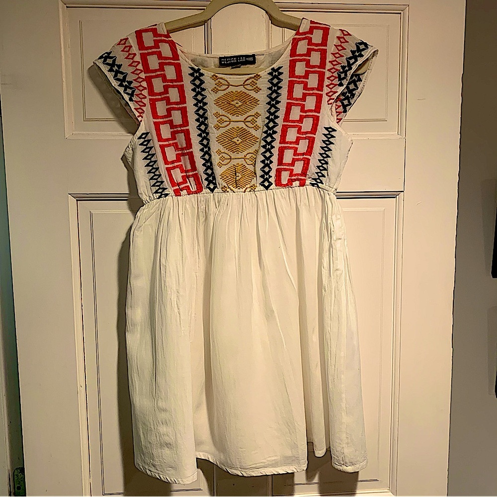 Design Lab Lord & Taylor White Dress with Red and Black Accents
